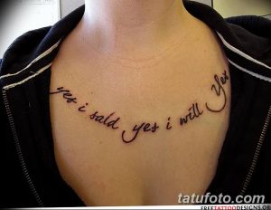 Фото тату надписи 'Yes I said yes I will' черным цветом, выполненной изящным шрифтом на женской груди. Идеально для свадебных эскизов тату.