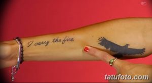 Фото татуировки на руке с изображением орла и надписью "I carry the fire". Символ силы, свободы и надежды.