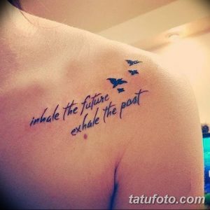 Фото татуировки на ключице с надписью 'inhale the future exhale the past' и изображением трех летящих птиц. Татуировка выполнена в минималистичном стиле.