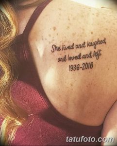 Фото тату: надпись "She lived and laughed, and loved and left. 1936-2016" на плече. Татуировка выполнена черным шрифтом, выглядит трогательно и памятно.