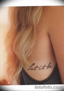 Фото тату: надпись "Let it be" на боку, под грудью. Татуировка выполнена черным шрифтом, выглядит элегантно и минималистично.