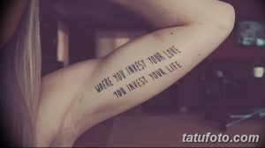Фото тату: минималистичная надпись "WHERE YOU INVEST YOUR LOVE YOU INVEST YOUR LIFE" на внутренней стороне предплечья. Черный шрифт выглядит стильно и лаконично.