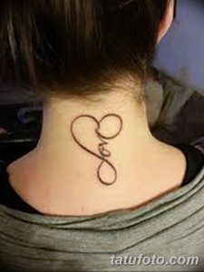 Фото тату: Небольшая татуировка на шее с надписью "Love" в виде бесконечности. Тонкие линии и лаконичный дизайн.