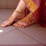 Фото тату хной на стопах: изящный восточный узор с использованием коричневой хны, украшенный тонкими линиями и точечным орнаментом. Идеально для создания женственного образа.