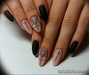 Фото тату на ногтях: матовый маникюр, этнические узоры, черный фон, бежевые акценты, идеи для нейл-арта, мастер маникюра.