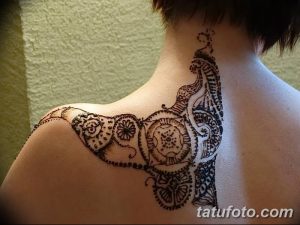Фото тату хной на плече и верхней части спины. Изображение слона, украшенное цветочными элементами и узорами.