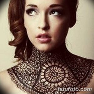 Фото тату хной на шее и верхней части груди. Изящный кружевной узор, выполненный в коричневых тонах, украшает кожу.