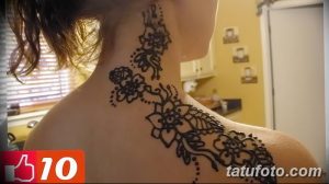 Фото тату хной на шее и плече девушки. Детализированный узор с цветочными мотивами, выполненный в черных тонах.