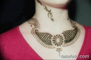 Фото тату: красивый рисунок в стиле мехенди, украшающий шею и верхнюю часть груди девушки. Детализированный эскиз тату для любителей восточных мотивов.