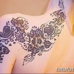 Фото тату мехенди на плече, с акцентом на нежный цветочный узор, выполненный в коричневых тонах и с использованием тонких линий.