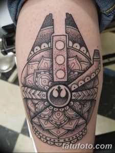 Фото тату: уникальное сочетание символики Звездных войн (Millennium Falcon) и мандалы, выполненное в технике дотворк на ноге.