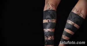 Фото тату в японском стиле на голени. Черные и бежевые тона, волны, узоры, полосы. Элегантный и стильный дизайн.