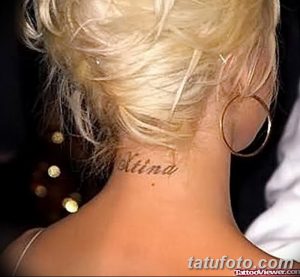 Фото тату надписи 'Xtina' на задней части шеи знаменитости. Простой, элегантный шрифт, выполненный в черном цвете. Идеально для поклонников минимализма.