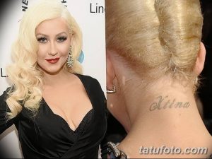 Фото тату Кристины Агилеры на шее: надпись 'Xtina' черным цветом, выполненная в элегантном шрифте. Крупный план демонстрирует детали татуировки.