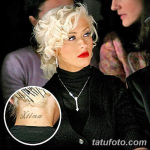 Фото тату Кристины Агилеры на лопатке: надпись 'Xtina' черным цветом, выполненная в элегантном шрифте. Общий план демонстрирует расположение татуировки на теле.
