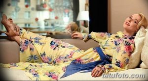 Фото тату: татуировка на стопе женщины. Изящный и нежный рисунок татуировки выполнен тонкими линиями.