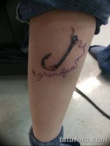 Фото тату рыболовного крючка с надписью 'grandpa' на руке. Персонализированный и трогательный рисунок татуировки.