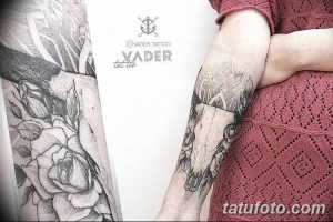 Фото тату на руке: череп, украшенный розами и геометрическими узорами, выполненный в стиле дарк-арт. Черно-белый рисунок татуировки с высокой детализацией.