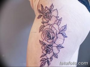 Фото тату с изображением букета роз на плече. Эскиз выполнен в тонких линиях, с акцентом на детали лепестков и листьев. Идеально для любителей цветочных мотивов.