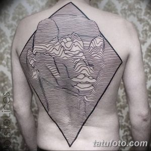 Фотография большой татуировки на спине, изображающей абстрактный пейзаж с использованием линий, создающих эффект глубины и иллюзии.