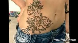 Фото тату букета роз на животе девушки. Реалистичный рисунок с детальной проработкой лепестков и листьев.