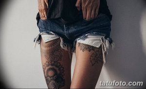 Фото тату на бедрах в японском стиле и с геометрическими узорами. Черно-белая татуировка с детальной проработкой волн и абстрактных фигур.