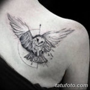 Фото татуировки совы в полете на плече. Рисунок выполнен в черно-белой гамме с добавлением геометрических фигур.