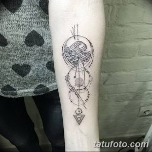 Черно-белое фото тату абстрактного рисунка, состоящего из геометрических фигур и линий. Минималистичный и стильный дизайн.