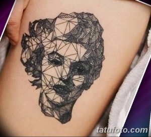 Черно-белое фото тату портрета, выполненного в технике полигонального искусства. Лицо разбито на множество геометрических фигур и линий.