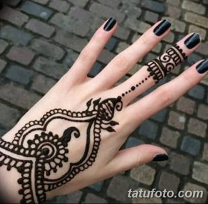 Фото тату хной с изображением красивого восточного узора на руке. Детализированный рисунок с использованием темных оттенков коричневого.