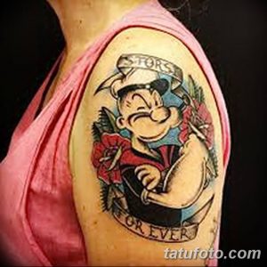 Фото тату Попая в морском стиле на плече. Розы, якорь, надпись "FOREVER", реалистичная проработка.