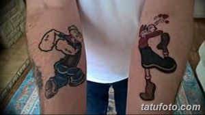 Фото парной татуировки Попая и Олив на предплечьях. Мультяшный стиль, яркие цвета, романтичный сюжет.