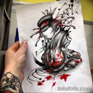 Эскиз татуировки гейши в стиле аниме с брызгами краски. Черно-белый рисунок, детализированная проработка, динамичная композиция.
