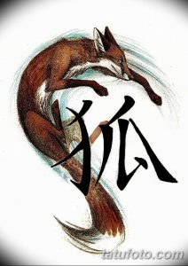 Эскиз татуировки лисы с японскими иероглифами. Черно-белый рисунок с динамичными линиями и стильным дизайном.