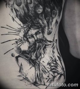 Фото тату: черно-белая татуировка Зевса в стиле Blackwork, с использованием точечной техники и брызг краски, расположенная на боку.