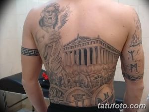 Фото тату: масштабная татуировка на спине, изображающая Зевса, Парфенон и элементы древнегреческой мифологии, выполненная в черно-серых тонах.