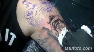 Фото процесса нанесения татуировки: мастер наносит эскиз Посейдона на руку клиента, используя маркер, а часть татуировки уже выполнена.