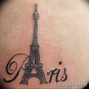 Фото татуировки с изображением Эйфелевой башни и надписью "Paris". Классический стиль, выполненный в черно-серых тонах.