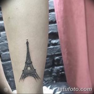 Фото минималистичной татуировки Эйфелевой башни на женском запястье. Тонкие линии и лаконичный дизайн.