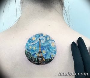 Яркая и красочная татуировка Эйфелевой башни, выполненная в стиле живописи Винсента Ван Гога. Необычный и запоминающийся рисунок татуировки.