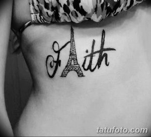 Фото тату с надписью "Faith" и изображением Эйфелевой башни на боку. Черно-белый рисунок.