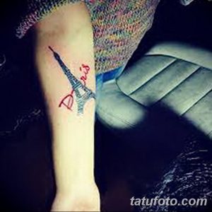 Небольшая, изящная татуировка с изображением Эйфелевой башни и надписью "Paris" на предплечье руки. Идеально для любителей минимализма.