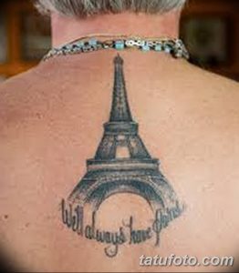Татуировка с изображением Эйфелевой башни и надписью "Will always have Paris" на шее. Выполнена в черно-серых тонах.