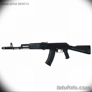 Фото тату: детальное изображение автомата Калашникова, выполненное в черно-белой гамме. Татуировка выглядит как реалистичный рисунок.