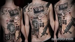 Фото тату на всю спину и грудь, изображающее оружие, сердце, кассету и различные символы в реалистичном стиле.