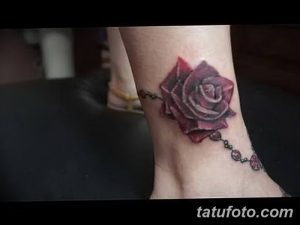 Фото тату с изображением красной розы и чёток на лодыжке. Детализированный рисунок татуировки, выполненный в реалистичном стиле.