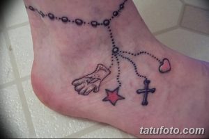 Фото тату четки с сердцем и звездой на лодыжке. Рисунок выполнен в черном и красном цвете в минималистичном стиле.