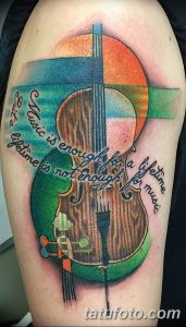 Цветная татуировка скрипки на руке с надписью 'Music is enough for a lifetime'. Изображение выполнено в абстрактном стиле с использованием ярких геометрических фигур.