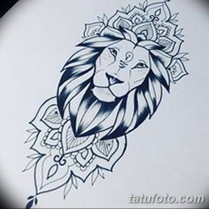 Фото татуировки льва с мандалой на женском плече. Голова льва вписана в сложный узор мандалы. Черно-серые тона, изящный дизайн.