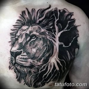 Фото татуировки льва в стиле blackwork на плече. Плотная штриховка, отсутствие цвета, детализированный рисунок, современный дизайн.